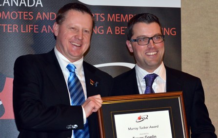 Les récipiendaires des prix sont honorés