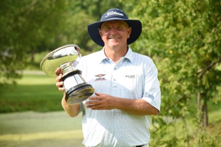 Alan McLean fait un albatros sur le 5e trou pour remporter deux titres consécutifs au Championnat senior de la PGA du Canada