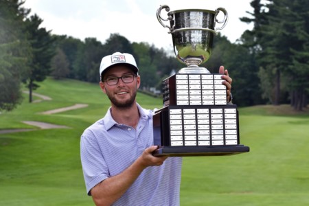 Riley Fleming appose son nom sur le trophée P.D. Ross en tant que vainqueur du Championnat BetRegal de la PGA du Canada 2021