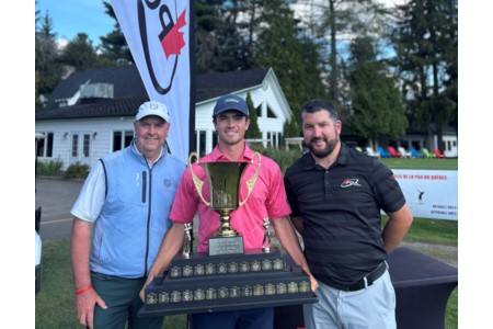 Le vainqueur du Championnat de la PGA du Québec soulève le trophée après trois trous de prolongation