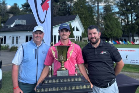 Le vainqueur du Championnat de la PGA du Québec soulève le trophée après trois trous de prolongation